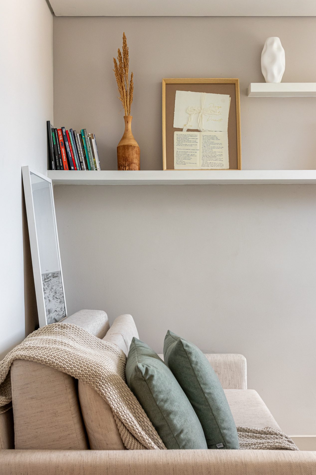 Sofá com prateleiras e objetos decorativos