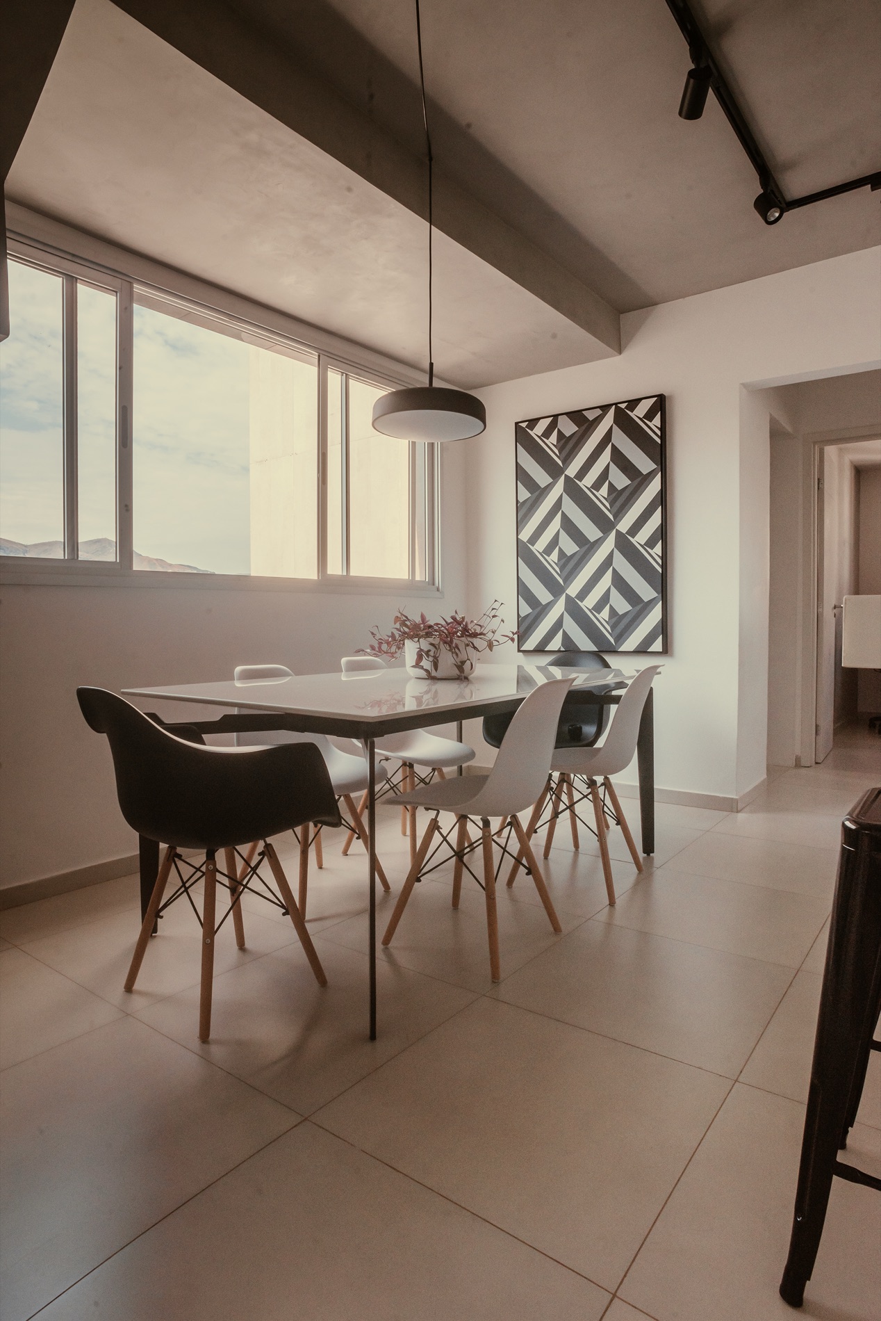 Mesa e parede de azulejos